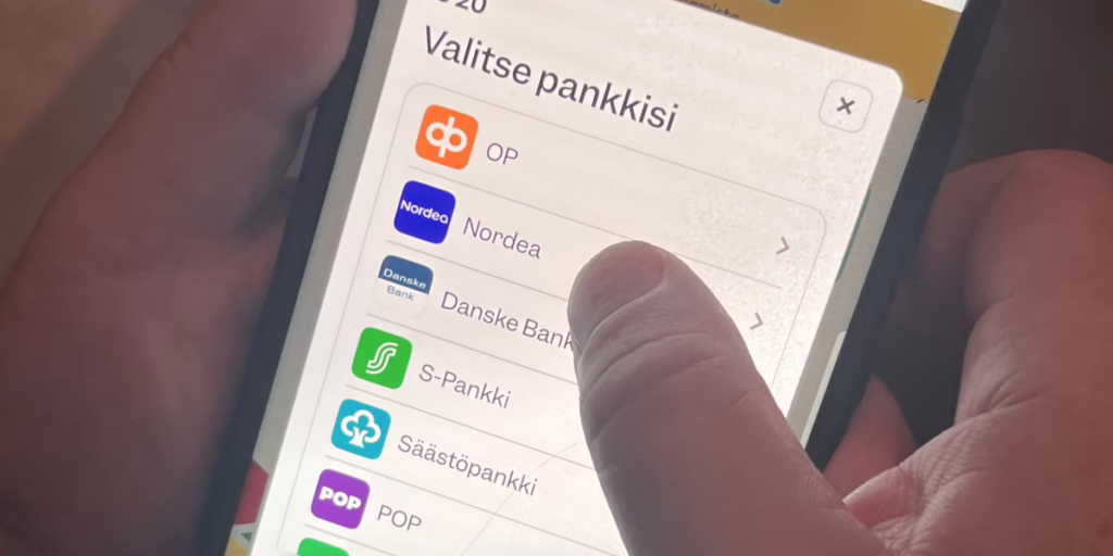 Kuvassa pelaaja on tekemässä Pay N Play talletusta puhelimellaan.